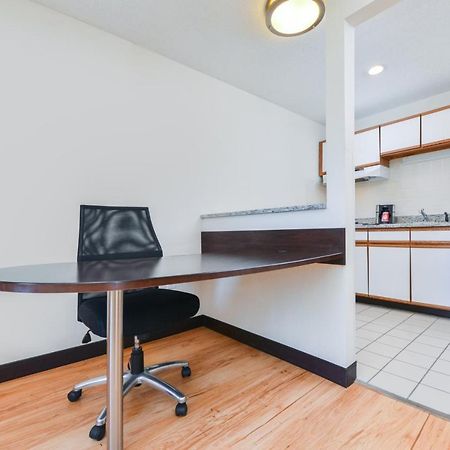 Red Roof Inn Plus+ & Suites Guilford Luaran gambar