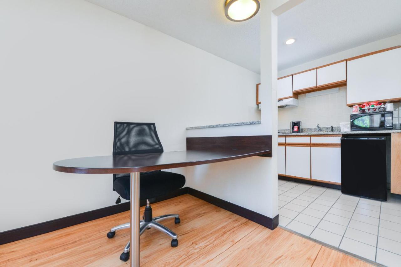 Red Roof Inn Plus+ & Suites Guilford Luaran gambar
