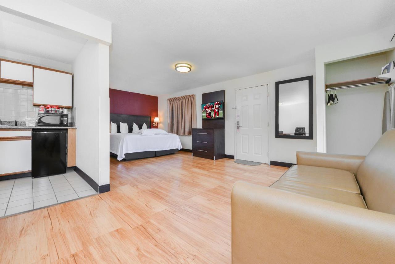 Red Roof Inn Plus+ & Suites Guilford Luaran gambar
