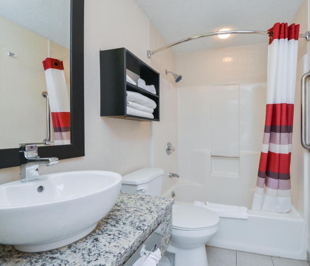 Red Roof Inn Plus+ & Suites Guilford Luaran gambar