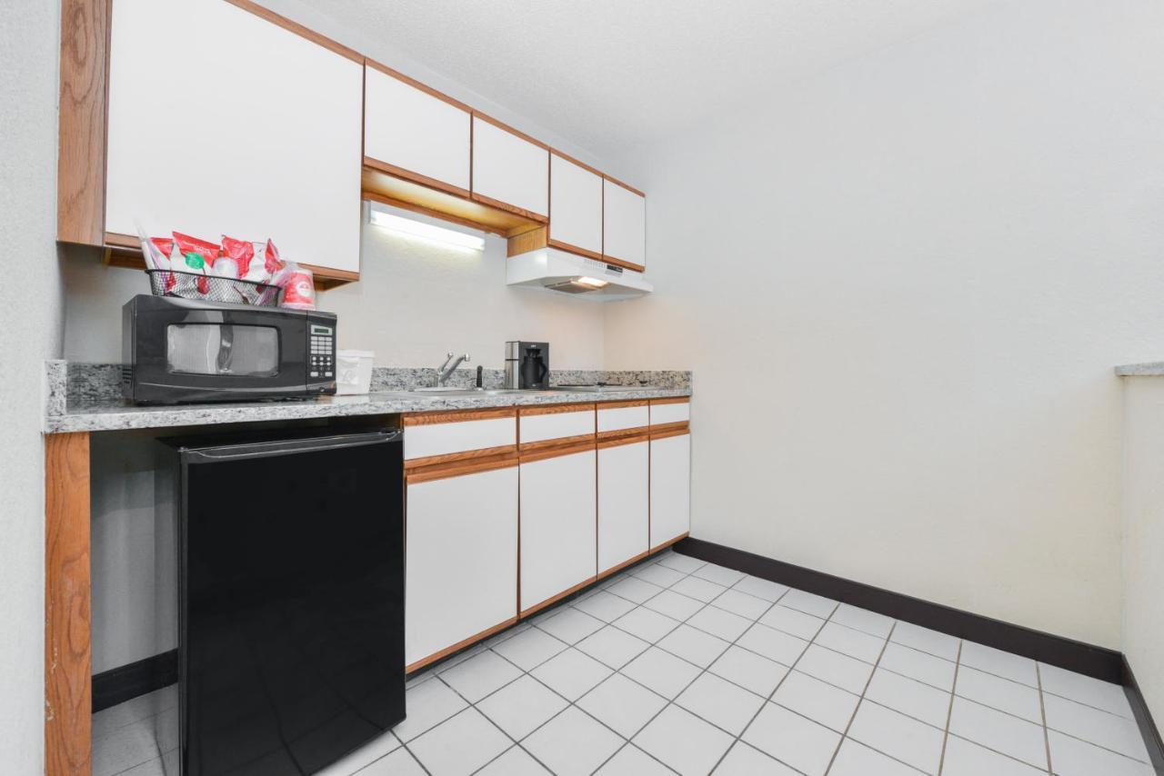 Red Roof Inn Plus+ & Suites Guilford Luaran gambar