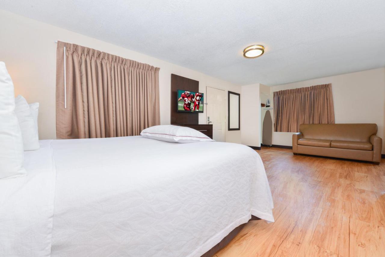 Red Roof Inn Plus+ & Suites Guilford Luaran gambar