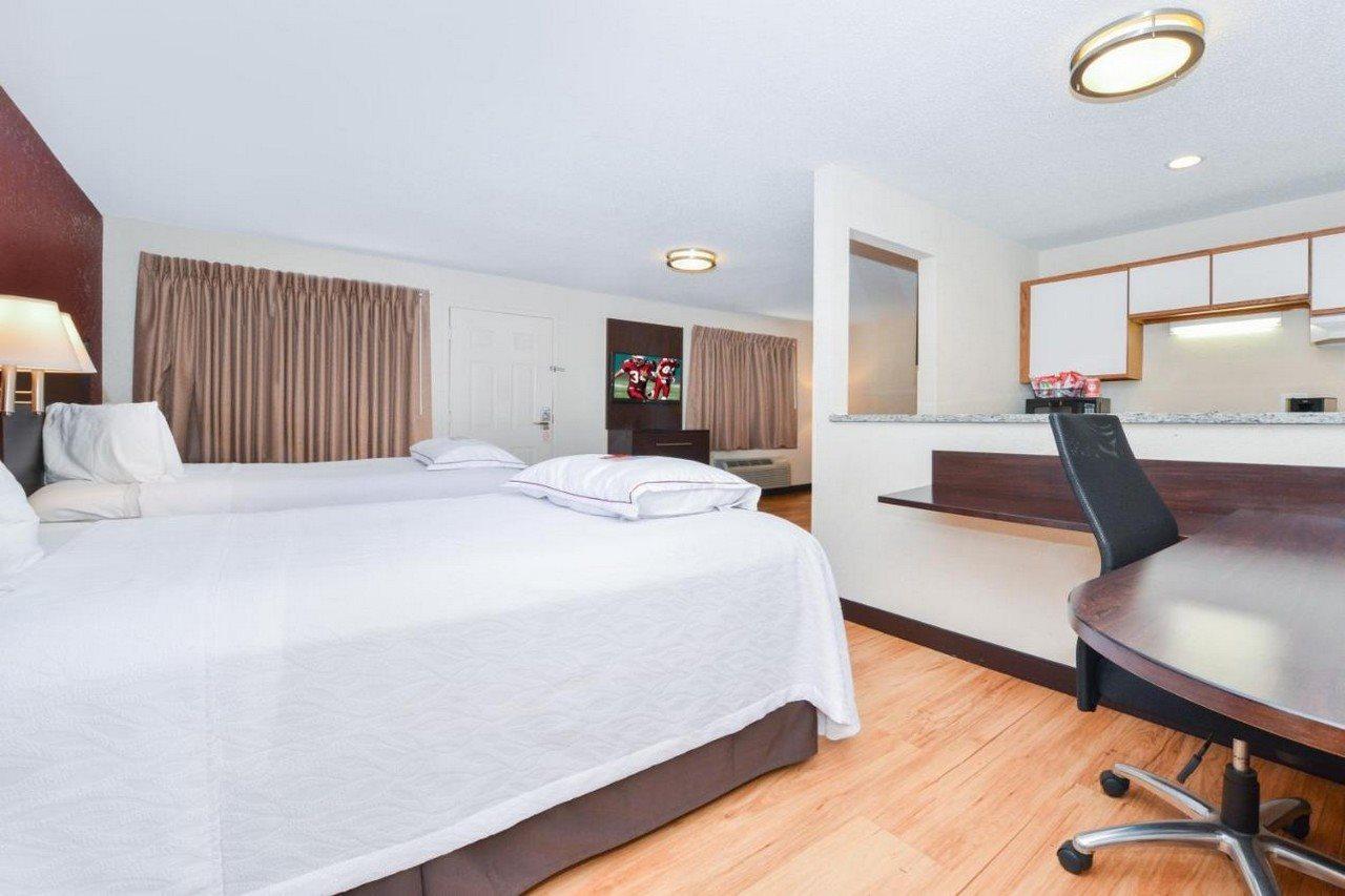 Red Roof Inn Plus+ & Suites Guilford Luaran gambar