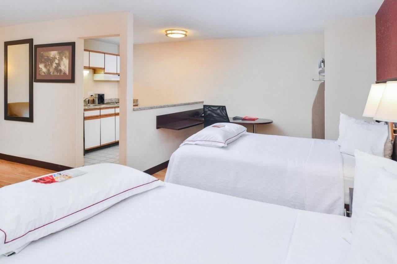 Red Roof Inn Plus+ & Suites Guilford Luaran gambar
