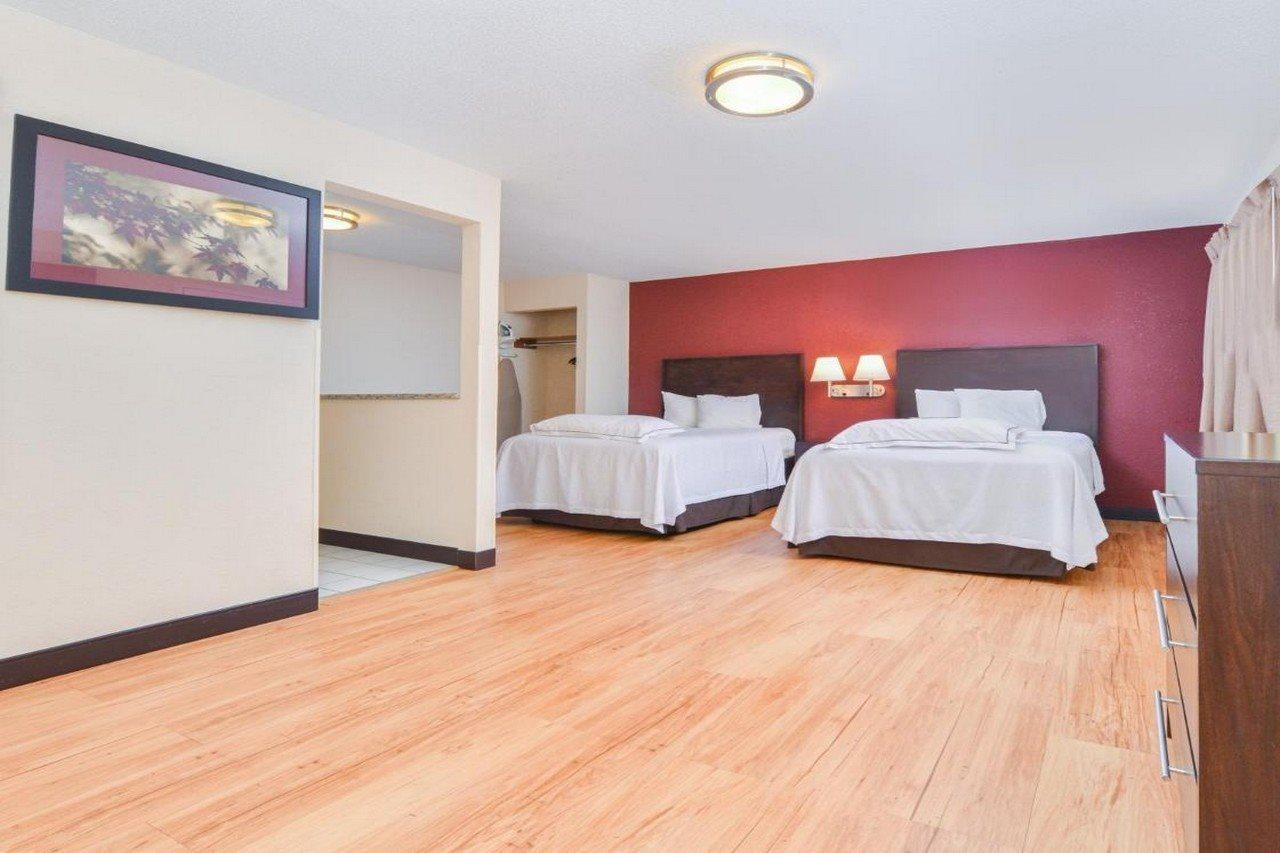 Red Roof Inn Plus+ & Suites Guilford Luaran gambar