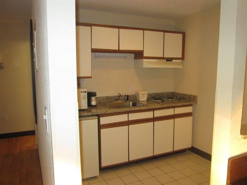 Red Roof Inn Plus+ & Suites Guilford Luaran gambar