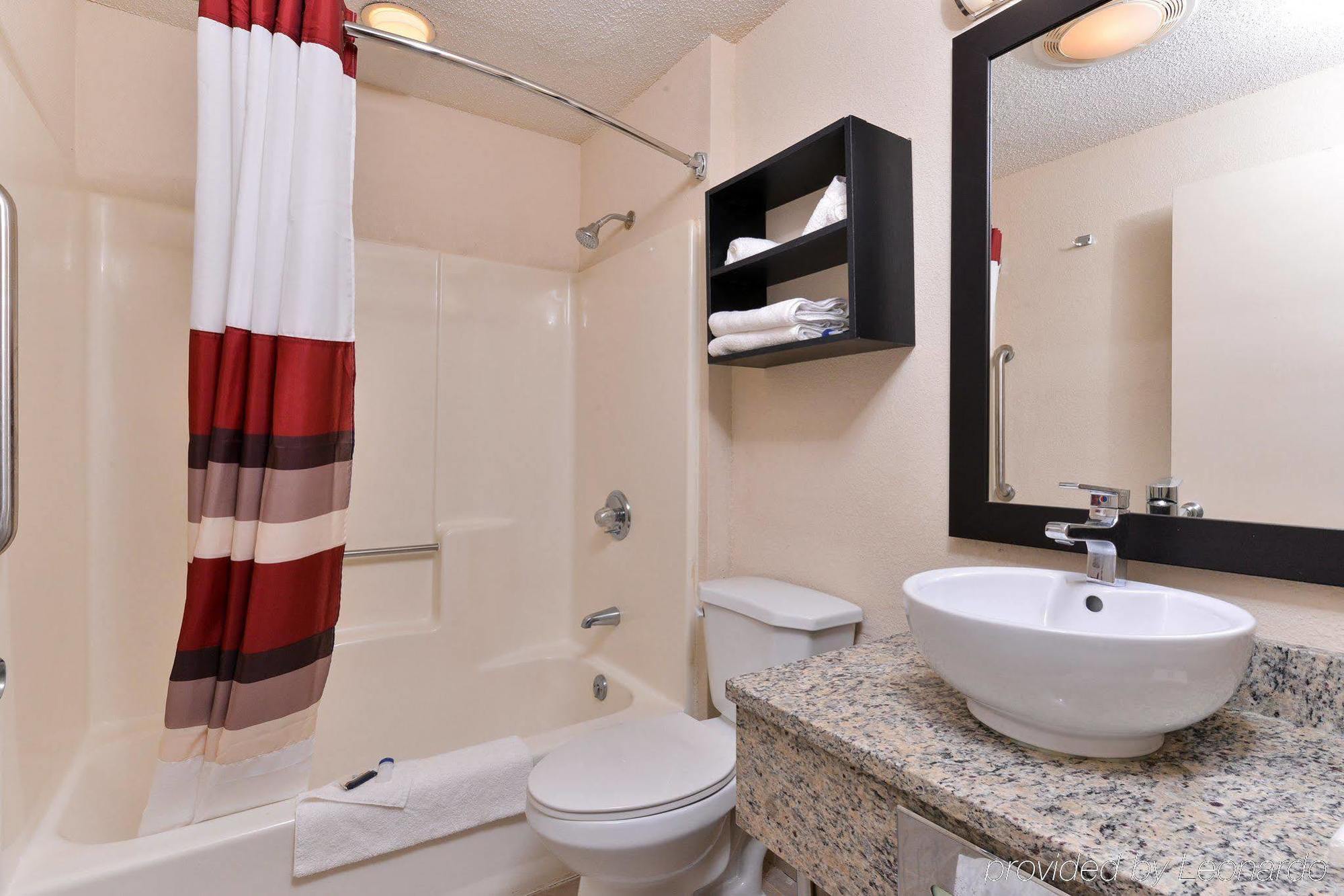 Red Roof Inn Plus+ & Suites Guilford Luaran gambar