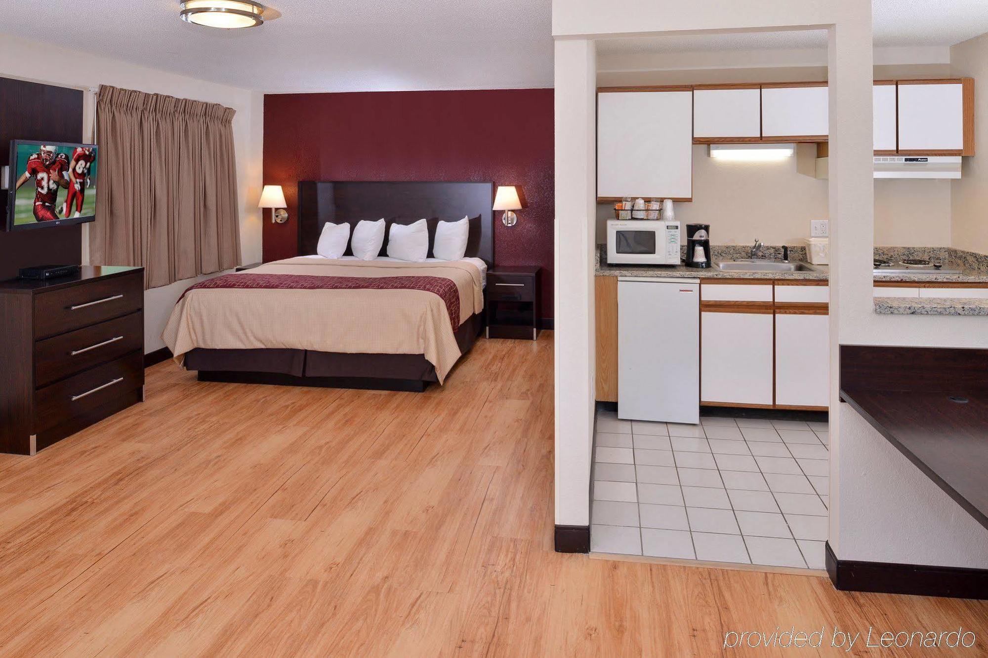 Red Roof Inn Plus+ & Suites Guilford Luaran gambar