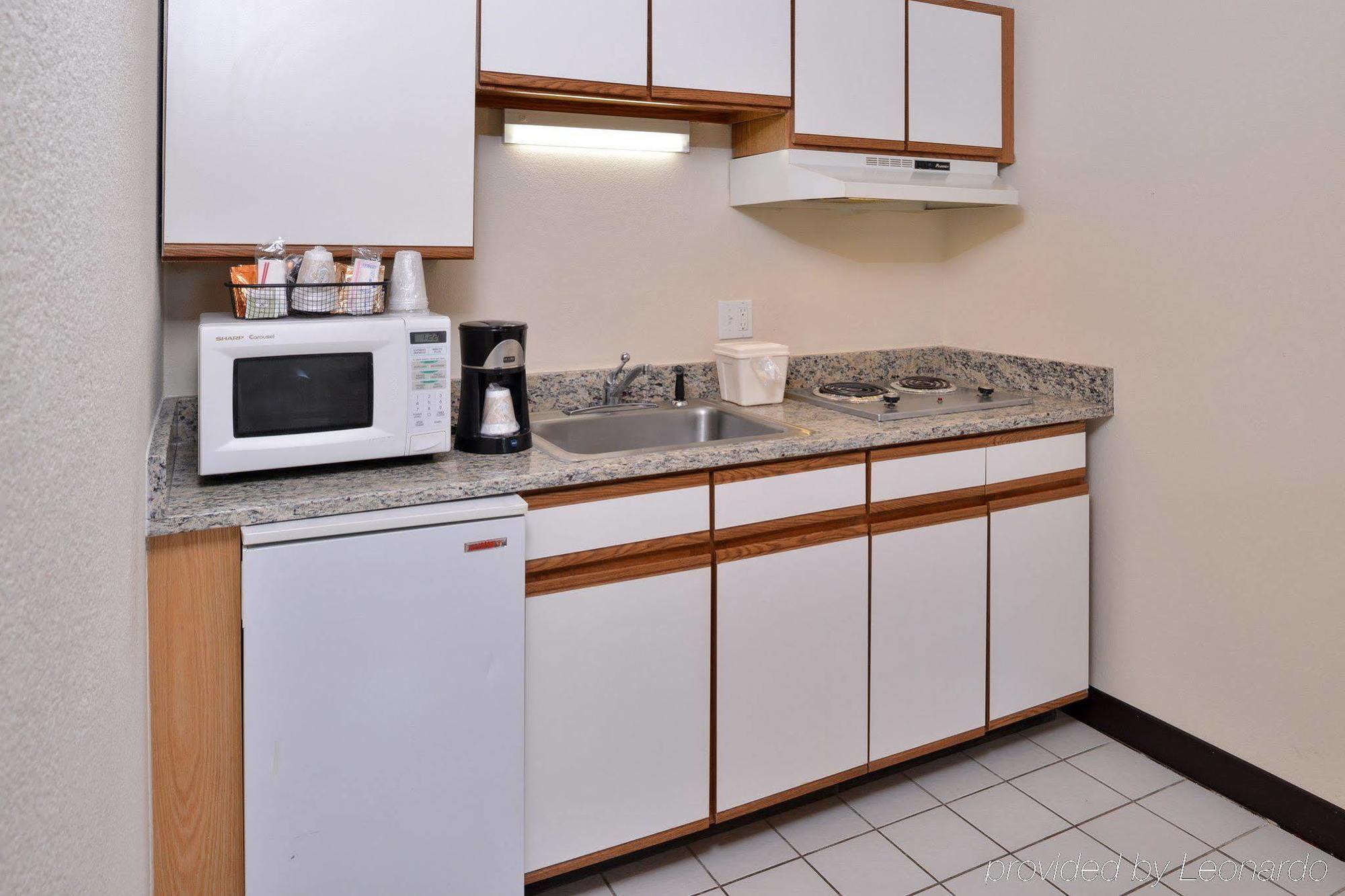 Red Roof Inn Plus+ & Suites Guilford Luaran gambar