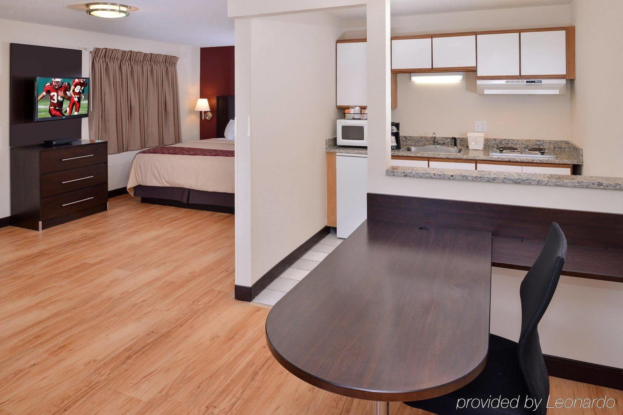 Red Roof Inn Plus+ & Suites Guilford Luaran gambar