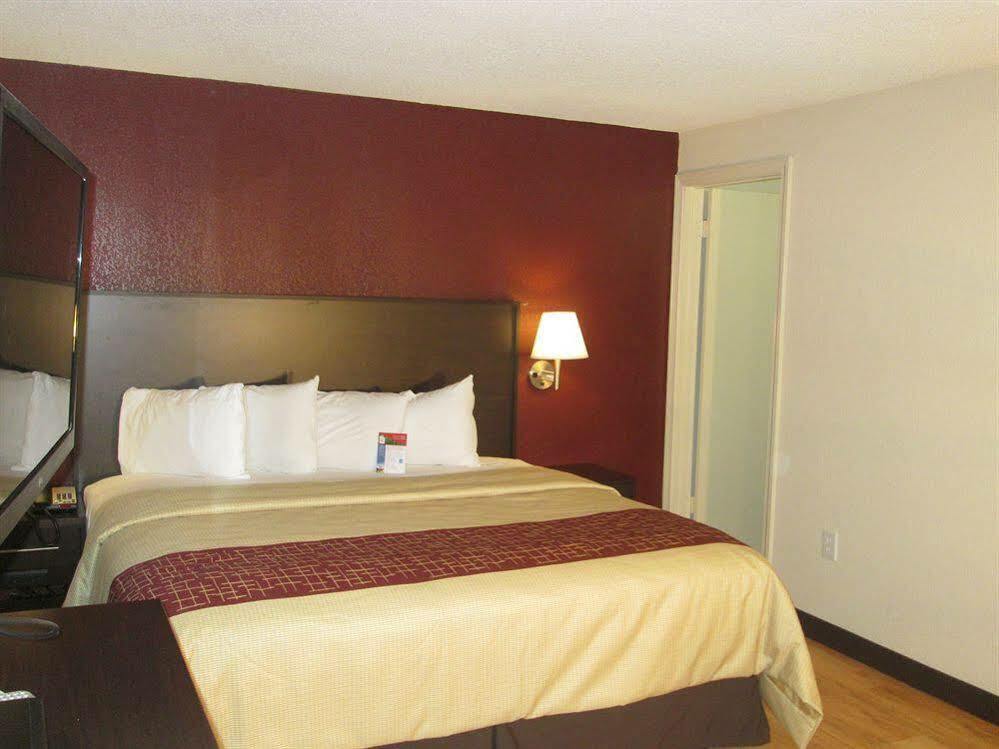 Red Roof Inn Plus+ & Suites Guilford Luaran gambar