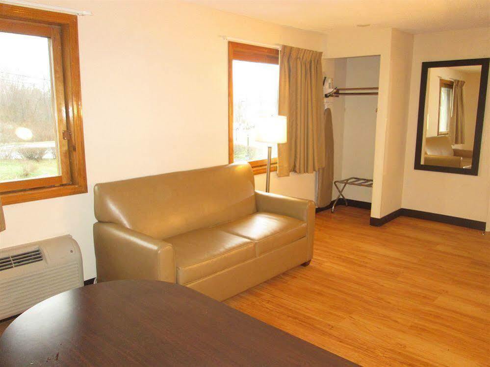 Red Roof Inn Plus+ & Suites Guilford Luaran gambar